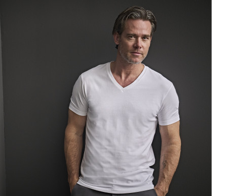 STRETCH V-NECK TEE